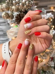 Red And Gold Nails Short Gel, Gold Red And White Nails, Glitzy Christmas Nails, Short Dip Powder Nails Christmas, White Red Gold Nails, Red White Gold Christmas Nails, Red White And Gold Christmas Nails, Red And Gold Dip Nails, Red White And Gold Nail Designs