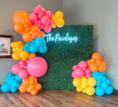 there is a large balloon arch with the word the pinklays written on it