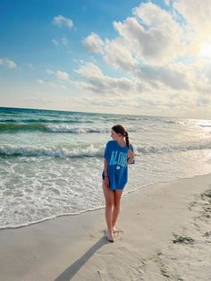 Coconut girl/beach/summer/preppy/picture inspo/lifestyle/summer time/beach aesthetic Preppy Summer Pfp, Preppy Beach Aesthetic, Preppy Coconut Girl, Preppy Ideas, Summer Time Beach, Beach Pic Inspo, Preppy Pfp, Cute Beach Pictures