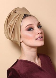 V-front turban in beige reversed suede Vintage Turban, Suede Hat, Hair Wrap Scarf, Beige Hat, Mode Turban, Hair Turban, Head Scarf Styles, Baby Turban