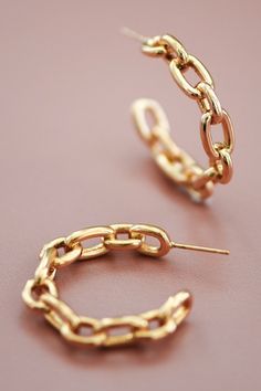 Chainlink design, half-hoops. Medium in size and structured to be water-resistant when properly taken care of. 18K anti-tarnish, gold plated hoops. Traditional post back design. Chain Hoop Earrings, Rompers Dressy, Earrings Chain, Long White Dress, Gold Dipped, Boutique Accessories, Accessories Jewelry Necklace, Back Design, Gold Plated Earrings