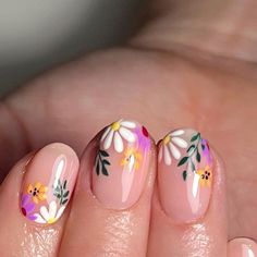 Flower Shellac Nails, Gel Nail Manicure Designs, Easy Floral Nail Designs, Nails Design Floral, Floral Nail Inspiration, Floral Accent Nails, Flowers On Nails Simple, Floral Tip Nails, Trendy Nails Flowers