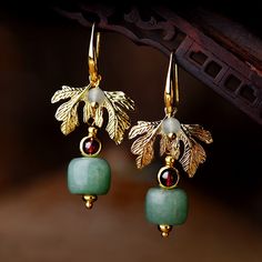 🍏 Découvrez nos ravissantes Boucles d'Oreilles "Pomme" en Aventurine Verte, des bijoux uniques qui illumineront votre beauté naturelle. Composées de pierres d'Aventurine Verte, ces boucles sont rehaussées de perles rouges et blanches, ainsi que de feuilles en or 14 K pour un effet encore plus saisissant.  🌿 L'Aventurine Verte, souvent considérée comme une variante du Jade, est une pierre précieuse associée à la confiance, la sérénité et la paix intérieure. En portant ces boucles d'oreilles, vo Crochet Earrings Pattern, Natural Stone Earrings, Vintage Style Earrings, Jade Earrings, Earring Patterns, Lovely Earrings, Pretty Earrings, Gold Plated Earrings, Elegant Earrings