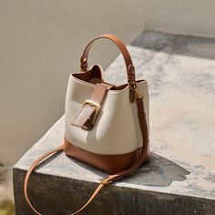 Recycled Material Handbags: ♻️ Chic Handbags Made from Recycled Materials! 👜💚 Bags Photoshoot Ideas, Bucket Bag Outfit, Bucket Bags Outfit, Shoe Storage Hacks, Bags 2024, Bucket Purse, Buckle Bags, Bags And Purses