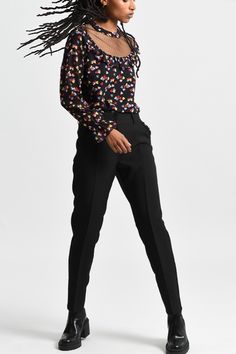 Chic look with these pants that mark the waist and its cigarette fit Black Weave, Pants Large, Chic Look, Cropped Pants, Large Black, Going Out, High Waist, Long Sleeve Blouse, High Waisted