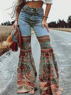 NEW IN Look Boho Chic, High Waisted Flare Pants, Chic Jeans, Boho Style Outfits, Denim Ideas, Jean Pants, Denim Diy, Flared Pants, Hippie Outfits