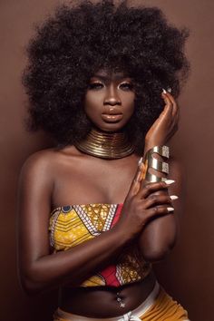 African Poses, Afro Photoshoot Black Women, Afro Hair Tips, Curly Hair Sew In, Headshot Poses, Skin Model