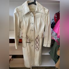 70’s Vintage White Leather Coat Size Xs Retro Spring Outerwear With Lapel Collar, Retro Lapel Collar Outerwear For Spring, Retro Outerwear With Lapel Collar For Spring, Retro Spring Workwear Outerwear, Spring Vintage Outerwear With Lapel Collar, Retro Beige Outerwear For Spring, Designer Fitted Cotton Outerwear, Retro Beige Spring Outerwear, Cream Retro Fitted Outerwear