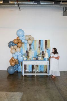 Create an adorable setting with a blue bear-themed backdrop for your 'We Can Bearly Wait' baby shower! This charming decor features a soft blue palette and playful bear elements, perfect for celebrating the upcoming arrival. Ideal for event planners and hosts who want a cozy, cute atmosphere that’s perfect for photos. Make your baby shower unforgettable with this sweet bear decor! Unique Event Ideas, Fringe Decor, Bohemian Baby Shower, Unique Party Themes, Bohemian Baby, Fringe Backdrops, Trendy Baby Shower Ideas, Bearly Wait, Blue Bear