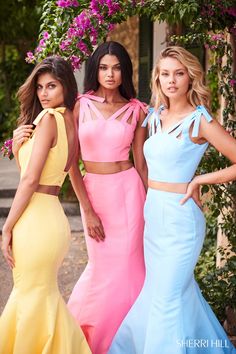 This Sherri Hill taffeta mermaid two-piece gown with bows on the shoulder. Pair statement earrings with this gown and you are ready for your upcoming prom! Prom Dress Couture, Bow Straps, Two Piece Gown, Sherri Hill Prom, Prom Dresses 2018, Sherri Hill Prom Dresses, Designer Prom Dresses, Sherri Hill Dresses, Piece Prom Dress