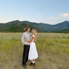 Engagement Photos For Wedding Invitation, Mountain Proposal Outfit, Utah Couples Photography, Couples Posing Ideas Instagram, Cute Couple Photoshoot Ideas, Back Hug Couple, Instagram Couple Poses, Couple Poses Photoshoot, Utah Proposal