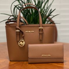 New With Tag 100% Authentic Michael Kors Brown Bag With Interior Card Slots, Classic Wallets With Removable Pouch For Shopping, Michael Kors Wallet With Removable Pouch, Michael Kors Wallet With Removable Pouch For Everyday Use, Michael Kors Leather Wallet For Daily Use, Michael Kors Classic Wallets For Everyday, Classic Michael Kors Wallets For Everyday Use, Michael Kors Leather Wallets, Classic Michael Kors Wallet