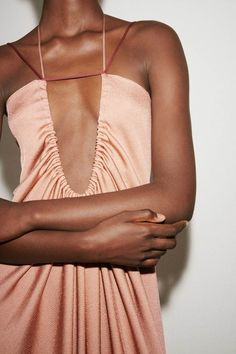 Victoria Beckham Collection, Cooler Look, Necklines For Dresses, Mode Inspiration, Fashion Details, Primavera Estate, Victoria Beckham, Moda Operandi, Elegant Dresses