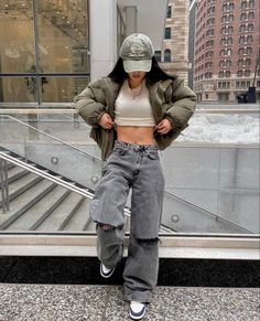 Street Where Outfits, Y2k Outfits For Cold Weather, Athletic Streetwear Women, Different Astethics Outfits, Streetwear Poses Women, Outfit Ideas Streetwear Women, Baddie Outfits Casual Street Style Swag, Green And Gray Outfit, Streetwear Girl Aesthetic