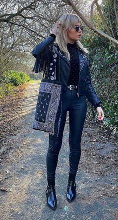 70s Rock Women Fashion, 70s Southern Rock Aesthetic, Johnny Cash Outfit Women, Bootcut Jeans And Sandals Outfit, 70s Boho Rock Fashion, Rock N Roll Western Style, Western Rock Outfits, Western Punk Style, Rockstar Cowgirl Outfit