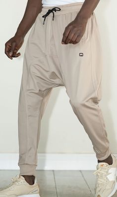 QL Lightweight Trousers CSD in Beige Sporty Stretch Khaki Bottoms, Casual Stretch Pants With Breathable Material, Casual Stretch Breathable Pants, Breathable Stretch Casual Pants, Casual Beige Activewear For Workout, Beige Athleisure Bottoms For Sports, Beige Relaxed Fit Sports Bottoms, Beige Relaxed Fit Bottoms For Sports, Baggy Athleisure Sweatpants For Summer