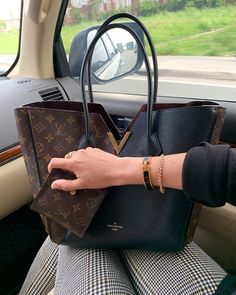 Bag Designer Handbags Prada, Zapatillas Louis Vuitton, Designer Handbags Chanel, Designer Handbags Louis Vuitton, Favorite Handbags, Handbags Designer, Luxury Designer Handbags, Couture Bags, Kate Spade Handbags