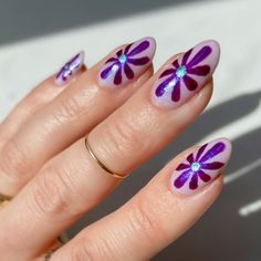 #retronails #purplenails #flowernails Purple And Hot Pink Nails, Perpel Nail, Green And Purple Nails Ideas, Pansy Nails, Blue Manicure Ideas, Purple Floral Nails, Happy Birthday Karen, Purple Nails Ideas, Purple Chrome Nails