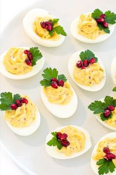 Christmas Platters Ideas, Christmas Sides Dishes, Holiday Meals Christmas, Christmas Deviled Eggs, Christmas Platters, Christmas Nibbles, Christmas Canapes, Chef Savvy, Devilled Eggs