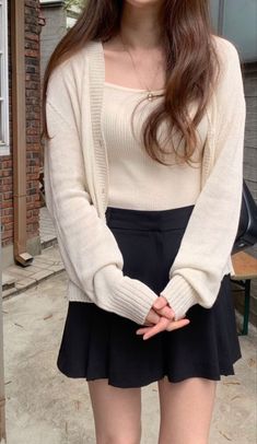 Feminine Basic Outfits, Everyday Feminine Outfits, Feminine Summer Outfits, Timeless Outfits, Daily Outfit Inspiration, Fashion Top Outfits, Fashion Inspiration Design, Modern Outfits