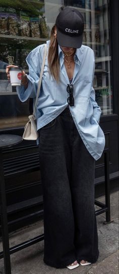 Poplin Shirt Outfit, How To Wear Wide Leg Jeans, Outfit Wide Leg, Oversized Shirt Outfit, Denim Shirt Outfit, Elegantes Outfit Damen, Oversized Poplin Shirt, Italian Summer Outfits, Wide Leg Jeans Outfit