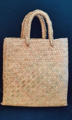 This is a beautiful woven palm bag all hand made for our artisans in Guerrero, Mexico. Measures  are approx. Height of the bag are approx  38 cms Handle 10cms Market Bags, Market Bag, Straw Bag, Straw, Tote Bag, Etsy Uk