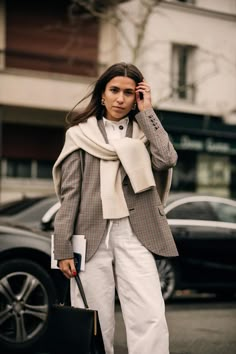 19 Stylish Sweaters to Tie Over Your Shoulders for Fall Mode Dope, Modern Street Style, Moda Paris, Stylish Sweaters, Looks Street Style, Neutral Outfit, Street Style Chic