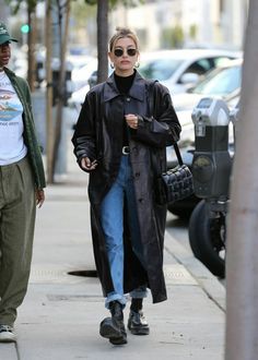 90s Celebrity Fashion, Trench Coat Street Style, South African Celebrities, Celebrity Style Men, Celebrity Fashion Fails, Celebrity Style Dresses, Celebrity Fashion Outfits, Mode Editorials, Models Style