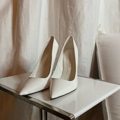 Good American White Heels With A Pointed Toe And Stiletto Heel. The Black Lining And Heel Point Are Gorgeous Details That Add Extra Flare. In Good Condition. White Kitten Heels With 4-inch Heel For Formal Occasions, Classic White Court Shoes With 4-inch Heel, Fitted White Open Toe Court Shoes, Elegant White Heels With 4-inch Heel, Elegant White 4-inch Heels, White Kitten Heels With Contrasting Heel Counter, Classic White High Heel Kitten Heels, White Fitted Heels With Reinforced Heel, White Fitted Closed Toe Court Shoes