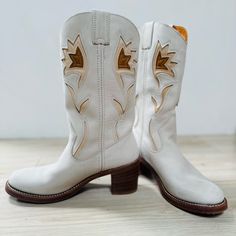 Rare: White Frye Vintage Floral Inlay Leather Chunky Stacked Heel Cowgirl Western Boots Women’s Size 9.5 B Hard To Find Modelextremely Rare In A Larger Size, & In This Condition Perfect White Wedding, Collector, Or Every Day, Year-Round Boots Creamy White Leather With Brown Tan & Beige Flower Inlays Chunky Stacked Heel Vintage 1970’s 1980’s Approximate Measurements Shaft 13” Heel 3” Https://Www.Hopeandlibertystore.Com/Product-Page/Frye-Vintage-Sabrina-Campus-White-Leather-Floral-Cowgirl-Cowboy-Western-Boots White Snip Toe Boots For Ranch, White Boots For Western-themed Events, White And Brown Cowboy Boots, White Western Boots With Leather Sole, White Floral Cowgirl Boots, White Floral Cowboy Boots, White Leather Boots For Western-themed Events, White Embroidered Western Boots, Western White Mid-calf Boots With Reinforced Heel