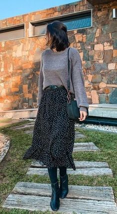 Classic Skirt Outfits Classy, Quilted Skirt Outfit, Pharmacy Outfit, Minimal Cafe, Cafe Photography, Photo Minimal, Fashion Makeover, 2024 Aesthetic, Luxury Photography