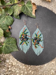 Black olive beaded earrings,  olive branch beadwork earrings Green Exotic Fringe Seed bead earrings Nature Bright dangle earrings Long ♥𝑇ℎ𝑒 𝑝𝑎𝑡𝑡𝑒𝑟𝑛 𝑜𝑓 𝑡ℎ𝑖𝑠 𝑒𝑎𝑟𝑟𝑖𝑛𝑔 𝑖𝑠 𝑐𝑟𝑒𝑎𝑡𝑒𝑑 𝑏𝑦 𝐾𝑎𝑍𝑒𝐵𝑒𝑎𝑑𝐽𝑒𝑤𝑒𝑙𝑟𝑦 ♥𝑀𝑎𝑑𝑒 𝑢𝑠𝑖𝑛𝑔 𝑓𝑟𝑒𝑒ℎ𝑎𝑛𝑑 𝑏𝑒𝑎𝑑𝑖𝑛𝑔 𝑤𝑜𝑣𝑒𝑛 𝑡𝑒𝑐ℎ𝑛𝑖𝑞𝑢𝑒𝑠 𝑤𝑖𝑡ℎ 𝑠𝑡𝑟𝑜𝑛𝑔 𝑠𝑦𝑛𝑡ℎ𝑒𝑡𝑖𝑐 𝑡ℎ𝑟𝑒𝑎𝑑. ♥𝑇ℎ𝑒 𝑠𝑖𝑧𝑒 𝑜𝑓 𝑡ℎ𝑒 𝑠𝑒𝑒𝑑 𝑏𝑒𝑎𝑑𝑠 𝑢𝑠𝑒𝑑 𝑖𝑠 2 𝑚𝑖𝑙𝑙𝑖𝑚𝑒𝑡𝑒𝑟𝑠 𝑎𝑛𝑑 𝑏𝑒𝑎𝑑𝑠 𝑎𝑟𝑒 ℎ𝑖𝑔ℎ 𝑞𝑢𝑎𝑙𝑖𝑓𝑖𝑒𝑑. ♥𝐴𝑙𝑙 𝑡ℎ𝑒 ℎ𝑜𝑜𝑘𝑠 𝑢𝑠𝑒𝑑 𝑖𝑛 𝑜𝑢𝑟 𝑗𝑒𝑤𝑒𝑙𝑟𝑦 𝑎𝑟𝑒 24 𝑘 𝑔𝑜𝑙𝑑 𝑝𝑙𝑎𝑡𝑒𝑑 𝑎𝑛𝑑 ℎ𝑦𝑝𝑜𝑎𝑙𝑙𝑒𝑟𝑔𝑒𝑛𝑖𝑐. ♥𝑇ℎ𝑒𝑠𝑒 𝑎𝑟𝑒 𝑣𝑒𝑟𝑦 𝑙𝑖𝑔ℎ𝑡 𝑒𝑎𝑟𝑟𝑖𝑛𝑔𝑠 𝑡ℎ𝑎𝑡 𝑦𝑜𝑢 𝑐𝑎𝑛 𝑤𝑒𝑎𝑟 𝑎𝑙𝑙 𝑑𝑎𝑦 𝑤𝑖𝑡ℎ𝑜𝑢𝑡 ℎ𝑢𝑟𝑡𝑖𝑛𝑔 𝑦𝑜𝑢𝑟 𝑒𝑎𝑟! The only ac Artisan Green Earrings With Tiny Beads, Artisan Green Beaded Earrings With Tiny Beads, Artisan Green Dangle Beaded Earrings, Artisan Green Beaded Earrings With Dangling Beads, Artisan Green Beaded Dangling Earrings, Artisan Drop Earrings With Tiny Beads, Light Earrings, Olive Branch, Seed Bead Earrings