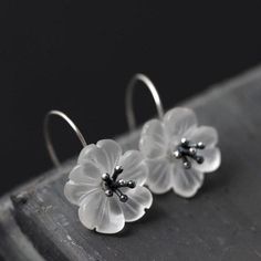 Elegant Vintage Flower Shaped Silver Drop Earrings - Wnkrs Rain Earrings, Classic Earrings, Silver Drop Earrings, Earrings Collection, Drop Pendant, Flower Fashion, Elegant Earrings, Handmade Flowers, Flower Shape