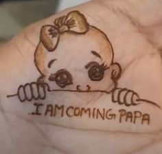 a drawing on someone's hand that says i am coming papa with a bow