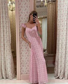 Long Pink Dress Aesthetic, Long Summer Dresses Aesthetic, Pink Floral Dress Aesthetic, Pink Maxi Dress Aesthetic, Pink Flower Dress Aesthetic, Summer Girly Outfits, Summer Dresses Aesthetic, Coquette Floral Print Summer Dresses