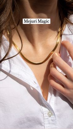 Jewelry With Outfits, Outfits With Jewelry, Gold Necklace Outfit, Fall Necklaces, Danty Necklace, Chain Necklace Gold, Gold Chain Design, Jewelry Photoshoot, Herringbone Chain