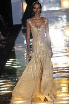 Zendaya Red Carpet Looks, Gold Runway, Zendaya Red Carpet, Runway Fashion Couture, Gold Gown, Runway Outfits, Carpet Looks, Prom Dress Inspiration, Prom Looks