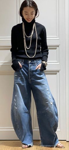 Wide Leg Jeans Street Style 2023, Pearlcore Outfit, Fall Outfits Women Casual Street Styles 2023, 2023 Fall Street Style, Cool Street Fashion Winter Style 2023, Street Look 2023, Winter 2023 Fashion Trends Street Style, 2024 Spring Street Style, Free People Outfits 2023