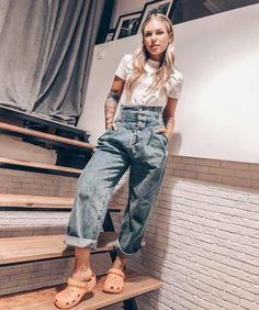 Crocs 2023 Trend, Crocs Streetstyle, Womens Crocs Outfit, Crocs Fashion Street Styles, Crocs Outfit Aesthetic, Platform Crocs Outfits, Outfits To Wear With Crocs