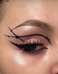 Fun Black Eyeliner Looks, Edgy Graphic Liner, Snake Eyeliner, Artistic Eyeliner, Eyeliner Grafico, White Eye Makeup, Liner Looks, Vampire Bride