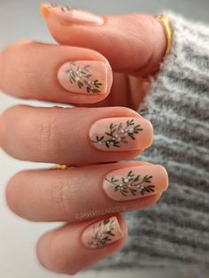 nude nails with pine tree design Nail Art Noel, Kutek Disney, Christmas Gel Nails, Smink Inspiration, Her Nails, Makijaż Smokey Eye, Christmas Nails Acrylic, Winter Nail Designs