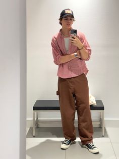 Brown haired boy taking a selfie red shirt brown pants white tank black cap Joe Cool, Black Shoe, Streetwear Men, Streetwear Men Outfits, Mad Max, Fit Inspo, Outfit Idea, Fitness Inspo