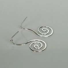 Sterling silver spiral dangle earring. Dimension: 15 x 29 mm Weight: 2.4 gm Price listed is for ONE PAIR. These earrings are made of 925 hypoallergenic sterling silver. All my pieces are sent in a gift box. I can include a personal message from you if needed. You are welcome to contact me at... bhavnakwintra1956@gmail.com More Silver Hoops: https://www.etsy.com/your/shops/TheSilverGame/tools/listings/section:26305414 More Silver Earrings: https://www.etsy.com/your/shops/TheSilverGame/tools/listi Wanderlust Jewelry, Boho Bangle, Wrist Jewelry, Silver Jewelry Earrings, Spiral Earrings, Earrings Geometric, Skull Earrings, Sterling Silver Bangles, Pretty Earrings