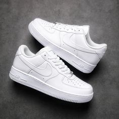 ESTILO LENDÁRIO COM SOFISTICAÇÃO O brilho perdura no Nike Air Force 1 ‘07, o tênis original do basquete que dá um toque de inovação naquilo que você conhece bem, acabamentos simples e a quantidade perfeita de brilho para fazer você se destacar. Projetado originalmente para jogos de basquete de alto desempenho, o amortecimento Nike Air adiciona leveza para conforto o dia todo. A silhueta de corte baixo proporciona um look simplificado e minimalista34 - 23,6 cm35 - 24,2 cm36 - 24,8 cm37 - 25,5 cm3 Air Force Shoes, Nike Shoes (men), Basket Noir