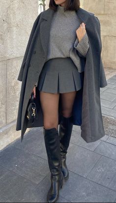 Gray Skirt Outfit, Rok Outfit, Oversize Coat, Sixth Form, Coat Autumn, Rock Outfit, Paris Outfits, Winter Skirt