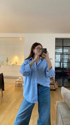 Oversized Shirt Outfit Styling, Oversized Shirts And Jeans, Large Long Sleeve Shirt Outfit, Oversized Shirt Jeans Outfit, Chic Outfits For Summer, Styling Blue Button Down Shirt, Summer Oversized Shirts, Outfit With Shirt Oversize, How To Wear Oversized Shirt With Jeans