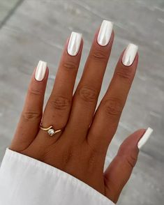 Are you in search of some attractive white nail designs to experiment with during this season? If yes, then you have landed on the right article! As summer is approaching, I have curated a list of my preferred styles to offer you some ideas. I have included various designs ranging from abstract to indie to cater to different preferences.Many of these styles can be easily replicated in the comfort of your own home! If you’re interested in trying a matte style, White Chrome Nails, Nagellack Trends, White Chrome, Pearl Nails, White Nail Designs, Cat Eye Nails, Metallic Nails, White Nail