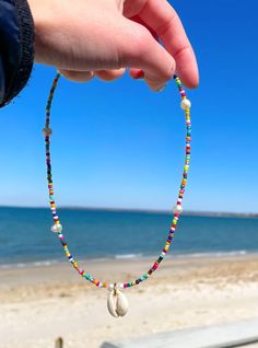 Multicolor beaded choker with freshwater pearls and a shell in the center! Check out our handmade choker collection! We have so many unique and different chokers to choose from! Beach Necklace Ideas, Cute Beachy Jewelry, Beach Beaded Jewelry, Summer Necklace Diy, Beaded Chocker Ideas, Summer Jewelry Ideas, Beachy Necklaces, Sead Bead Necklace, Summer Beaded Necklace