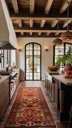 Arched doorways and windows are characteristic of Spanish Colonial interior design, adding a touch of elegance and tradition to the space. Spanish Art Deco Interior, Spanish Colonial Revival Interior, Cancun House, Spanish Colonial Interior, Spanish Homes Interior, Spanish Colonial Style Homes, Spanish Colonial Interior Design, Spanish Style Interior Design, Spanish Style Interiors