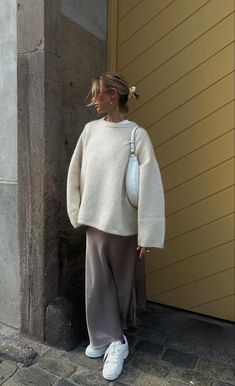 Cute Fall Europe Outfits, Nyc Ootd Summer, Layered Comfy Outfits, Comfy Summer To Fall Outfits, Street Style Office Work Outfits, Big Sweater Work Outfit, Europe Fall Outfits 2024, Berlin Going Out Outfit, Comfy Trousers Outfit